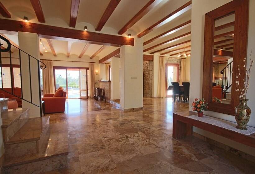Private 4 Bedroom Villa W/ Pool, Summer Kitchen & Expansive Living Space