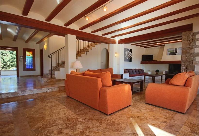 Private 4 Bedroom Villa W/ Pool, Summer Kitchen & Expansive Living Space