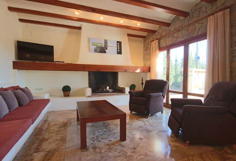 Private 4 Bedroom Villa W/ Pool, Summer Kitchen & Expansive Living Space