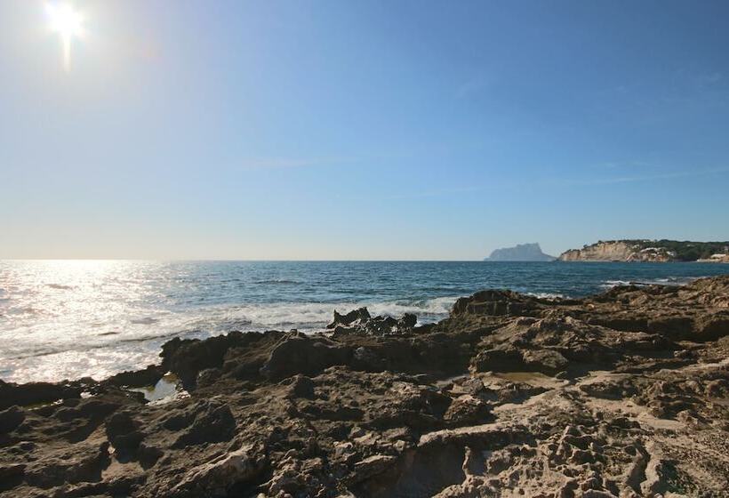 Private & Luxurious Villa With Pool   Lots Of Space & Short Walk To The Sea