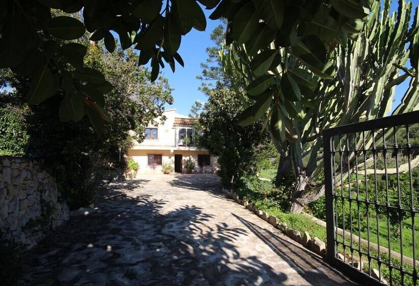 Private & Luxurious Villa With Pool   Lots Of Space & Short Walk To The Sea