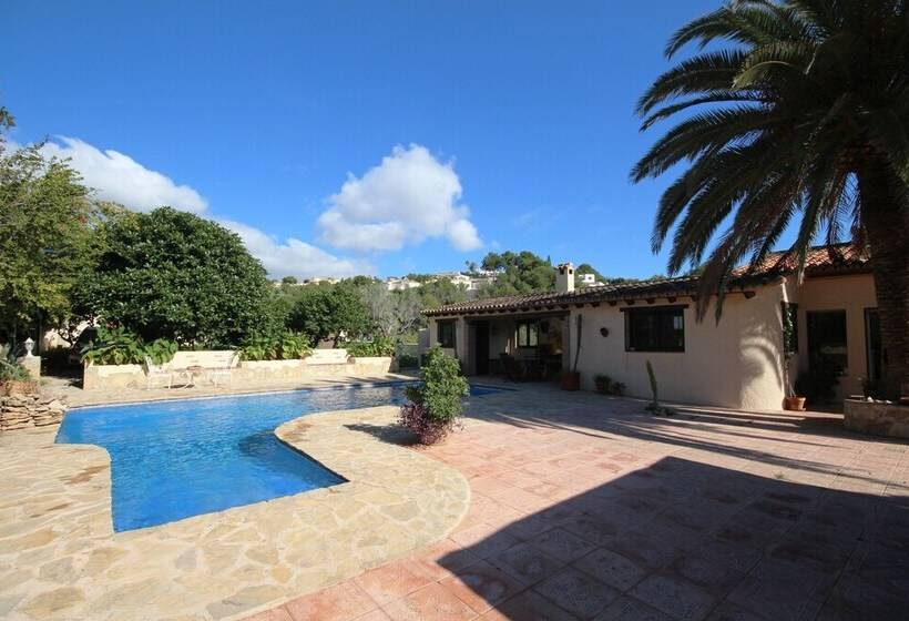 Private & Luxurious Villa With Pool   Lots Of Space & Short Walk To The Sea
