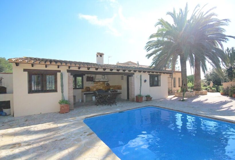 Private & Luxurious Villa With Pool   Lots Of Space & Short Walk To The Sea