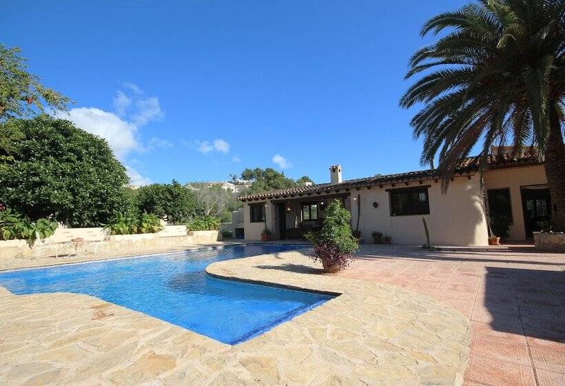 Private & Luxurious Villa With Pool   Lots Of Space & Short Walk To The Sea