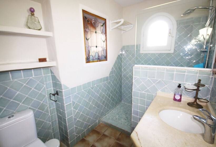 Private & Luxurious Villa With Pool   Lots Of Space & Short Walk To The Sea