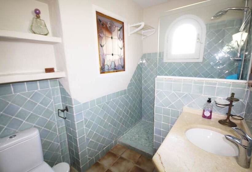 Private & Luxurious Villa With Pool   Lots Of Space & Short Walk To The Sea