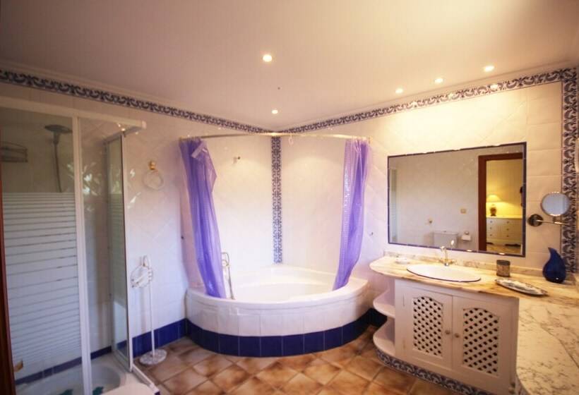 Private & Luxurious Villa With Pool   Lots Of Space & Short Walk To The Sea