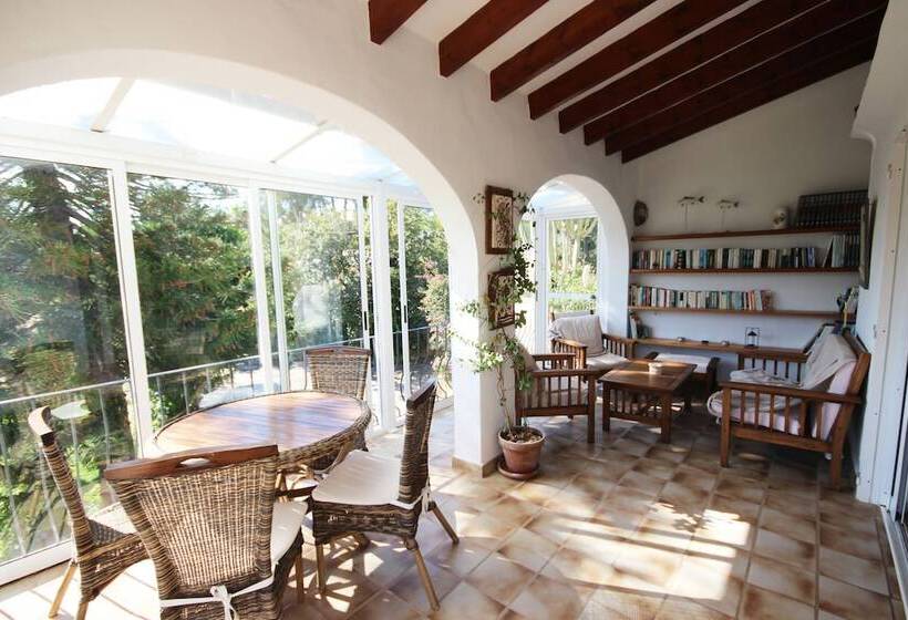 Private & Luxurious Villa With Pool   Lots Of Space & Short Walk To The Sea