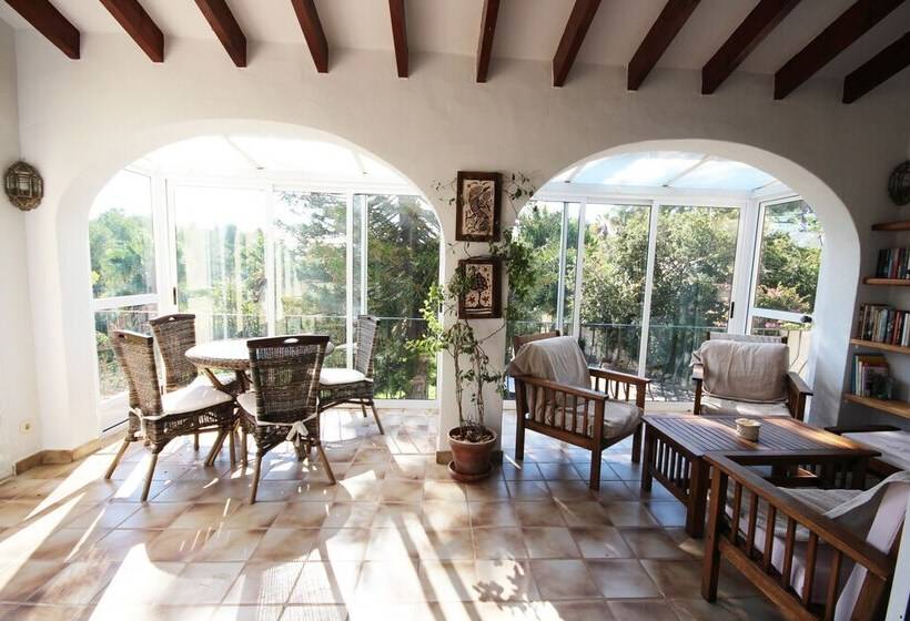 Private & Luxurious Villa With Pool   Lots Of Space & Short Walk To The Sea