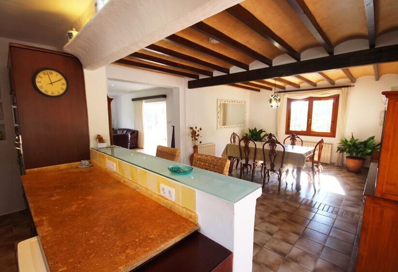 Private & Luxurious Villa With Pool   Lots Of Space & Short Walk To The Sea