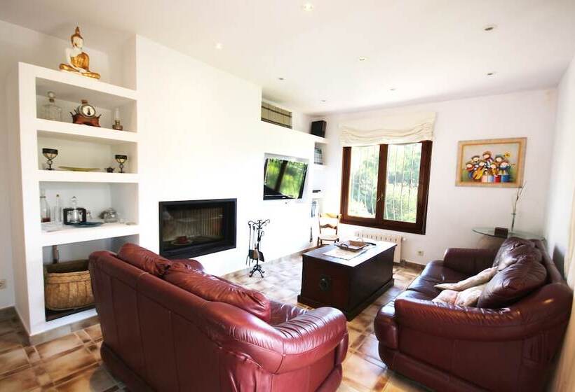 Private & Luxurious Villa With Pool   Lots Of Space & Short Walk To The Sea