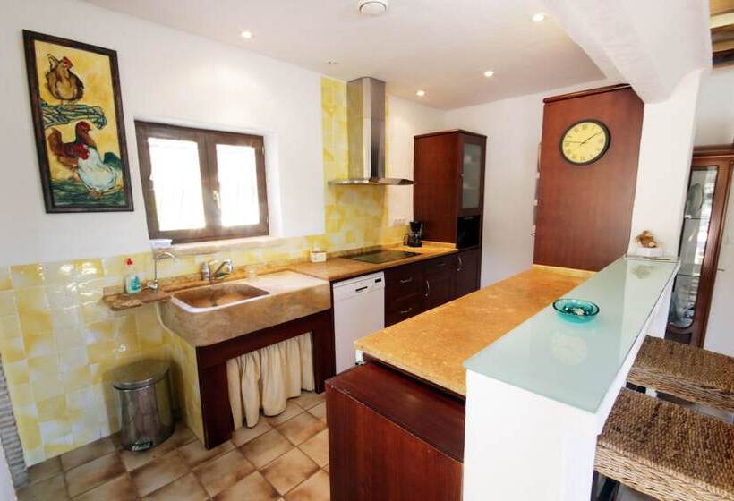 Private & Luxurious Villa With Pool   Lots Of Space & Short Walk To The Sea