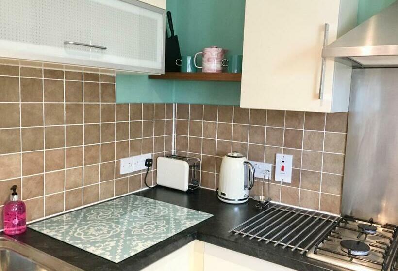 The Orchid Central Beeston Private Apartment Smarttv Free Wi Fi Tram Parking