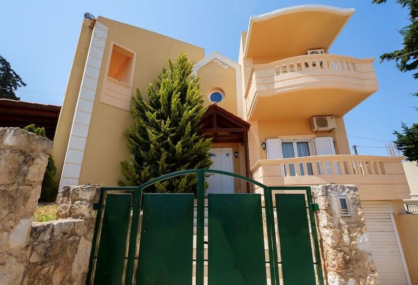 Relaxing Family Home Near Beaches