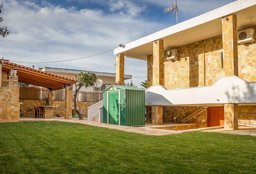 Spacious Home With Garden In Marathonas