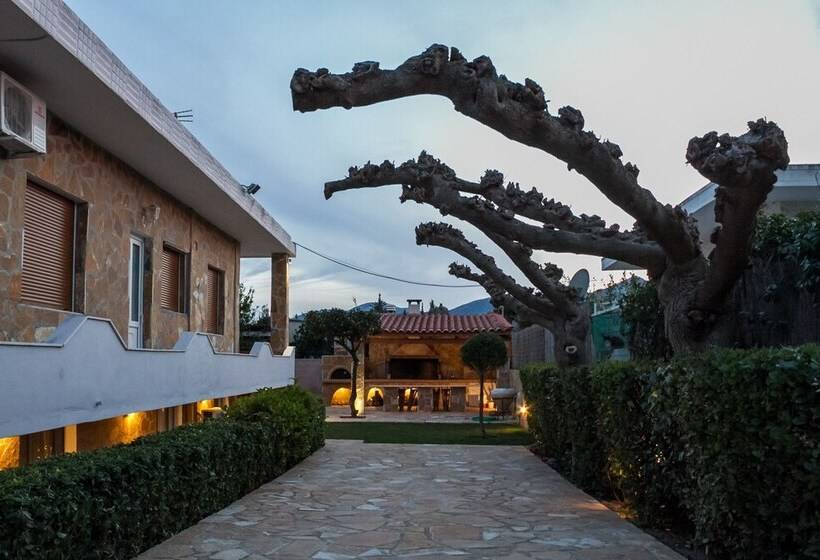 Spacious Home With Garden In Marathonas