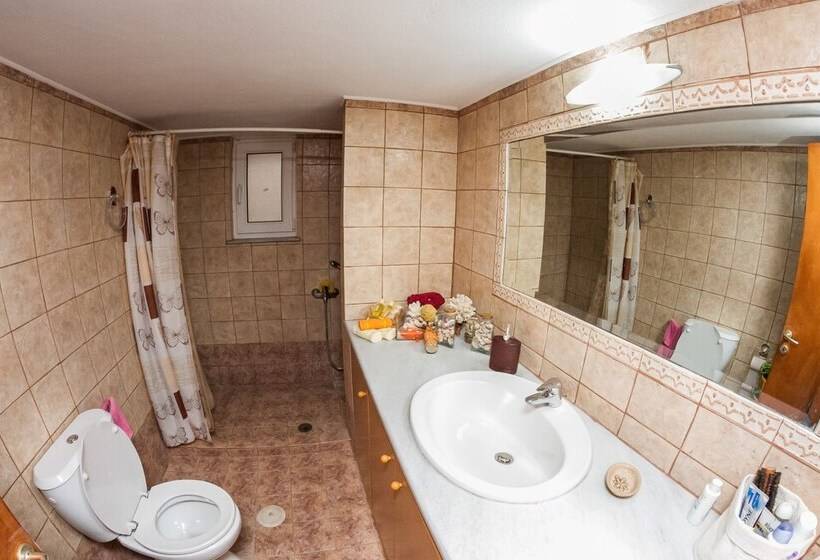 Spacious Home With Garden In Marathonas