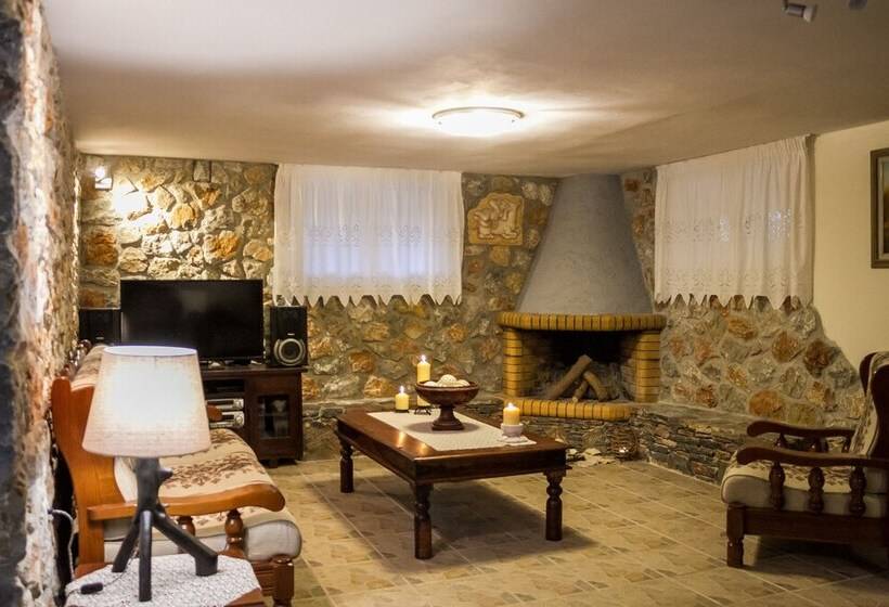 Spacious Home With Garden In Marathonas