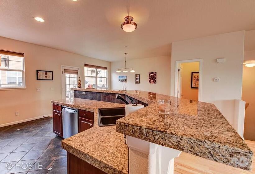 3br Downtown Townhome /w Stunning Balcony Views!