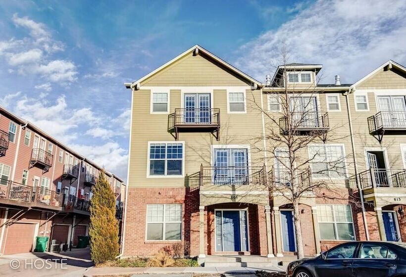 3br Downtown Townhome /w Stunning Balcony Views!