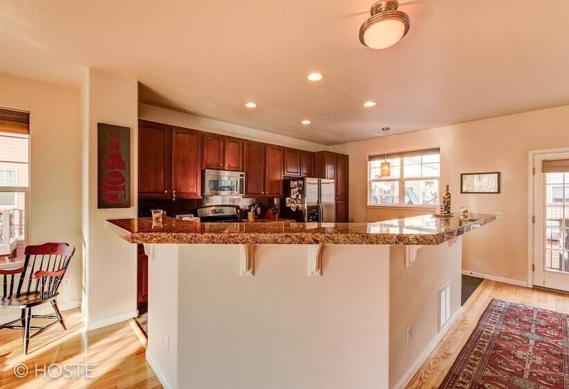 3br Downtown Townhome /w Stunning Balcony Views!