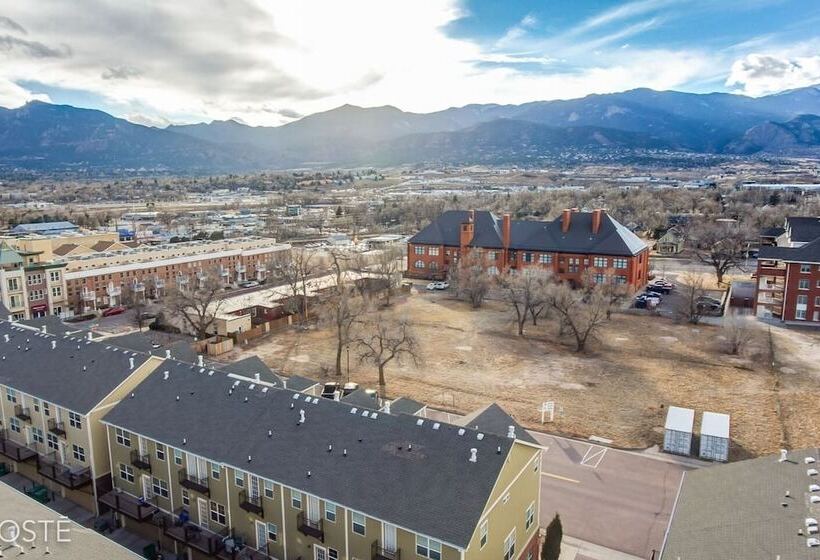 3br Downtown Townhome /w Stunning Balcony Views!