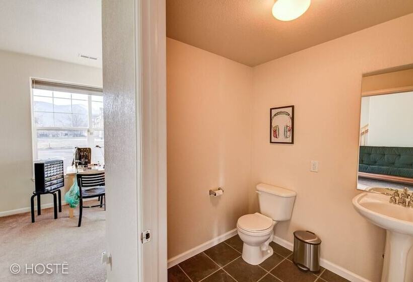 3br Downtown Townhome /w Stunning Balcony Views!