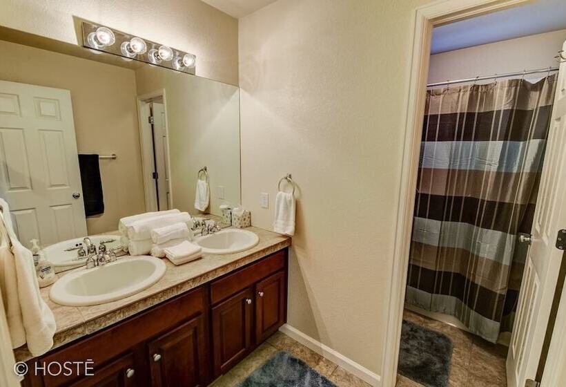 3br Downtown Townhome /w Stunning Balcony Views!