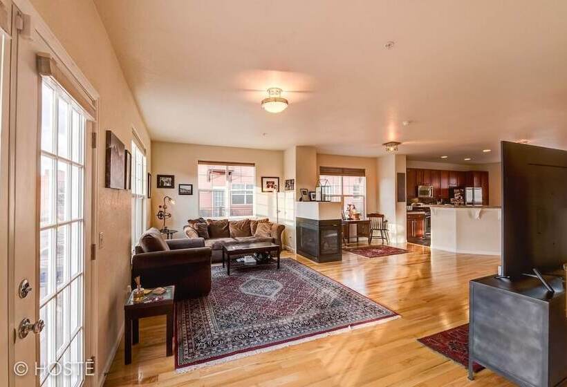 3br Downtown Townhome /w Stunning Balcony Views!