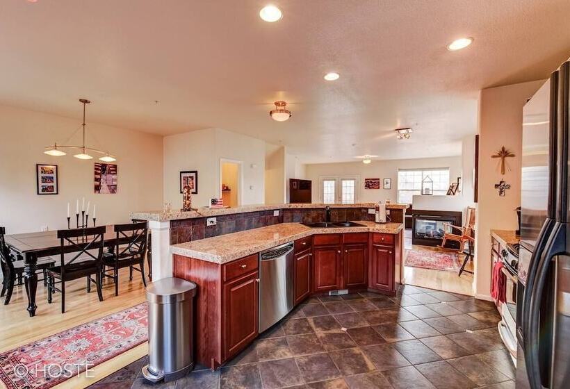 3br Downtown Townhome /w Stunning Balcony Views!