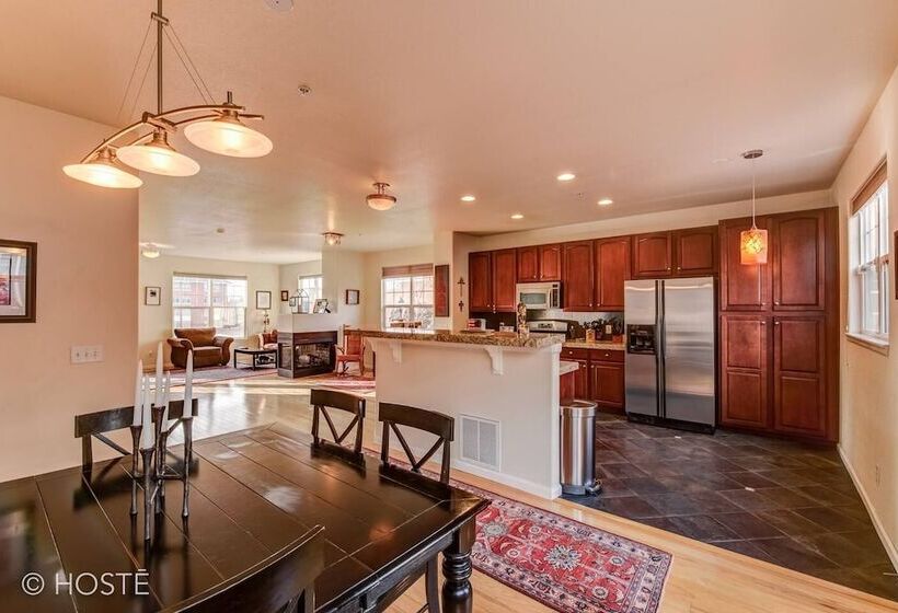 3br Downtown Townhome /w Stunning Balcony Views!