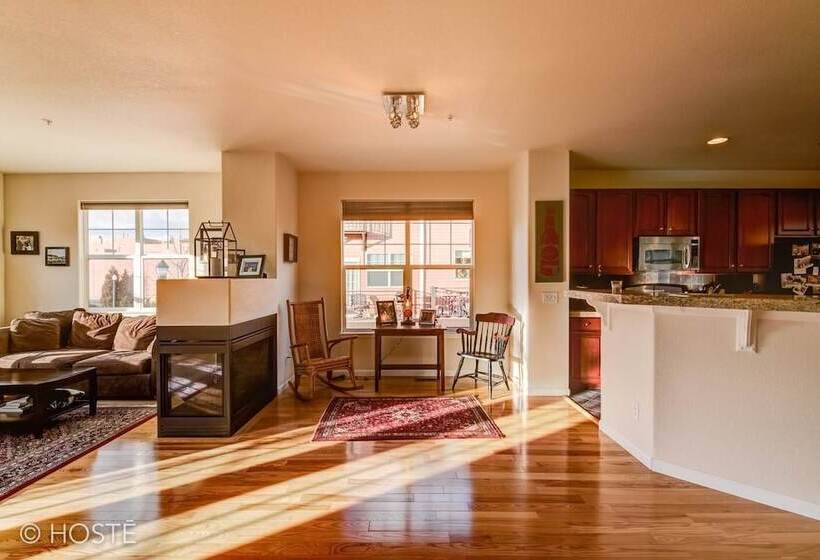 3br Downtown Townhome /w Stunning Balcony Views!