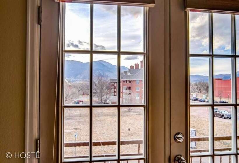 3br Downtown Townhome /w Stunning Balcony Views!