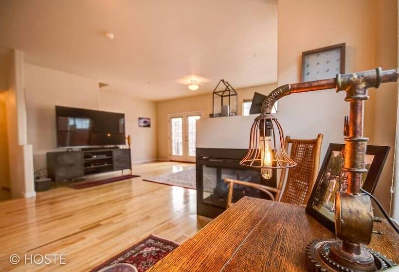 3br Downtown Townhome /w Stunning Balcony Views!