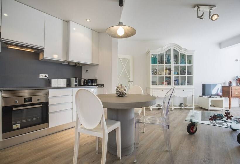 Cozy Seaview Apartment