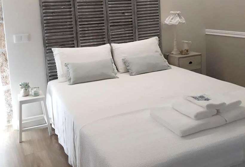 3 Bedrooms House With Enclosed Garden And Wifi At Gondiaes