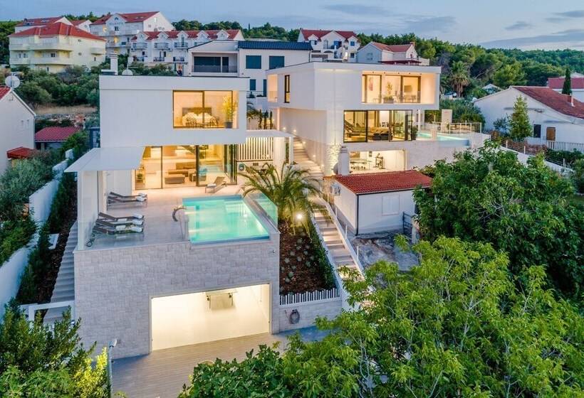 Luxury Villa Luna With Swimming Pool