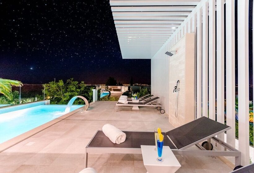 Luxury Villa Luna With Swimming Pool