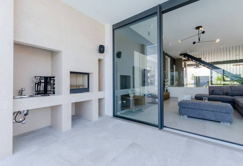 Luxury Villa Luna With Swimming Pool