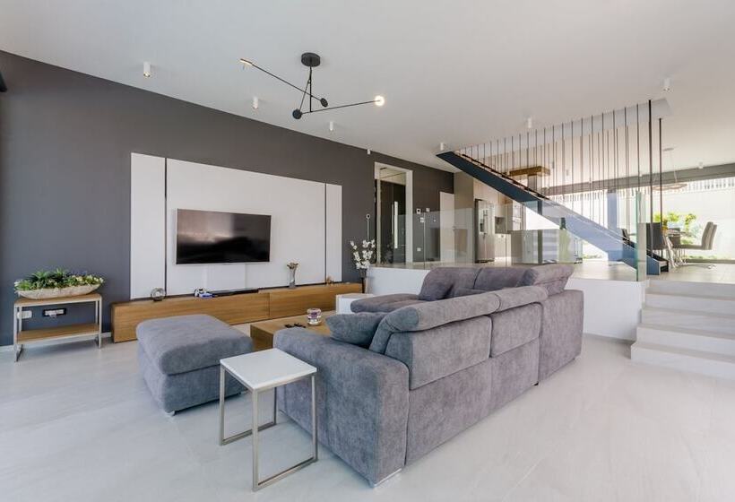 Luxury Villa Luna With Swimming Pool