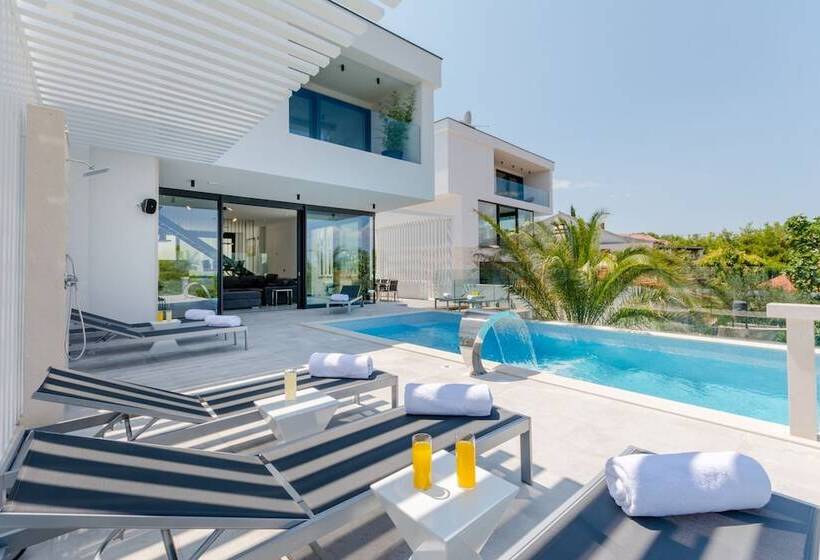 Luxury Villa Luna With Swimming Pool