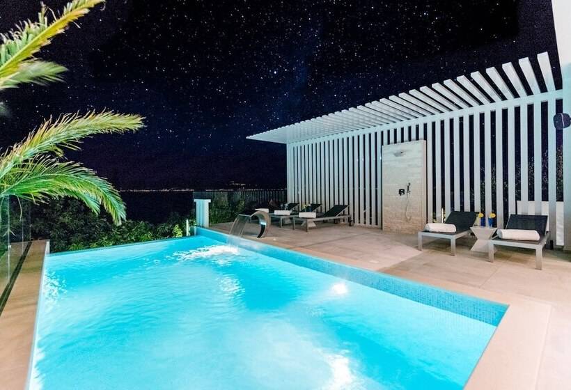 Luxury Villa Luna With Swimming Pool
