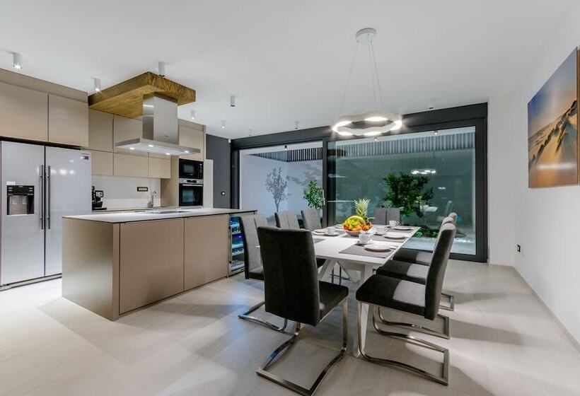 Luxury Villa Luna With Swimming Pool