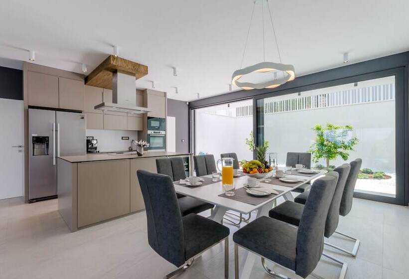 Luxury Villa Luna With Swimming Pool