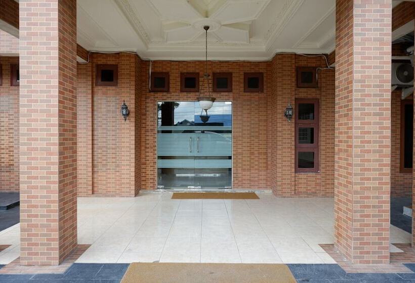 פנסיון Reddoorz Plus At Hotel Srikandi Kendari