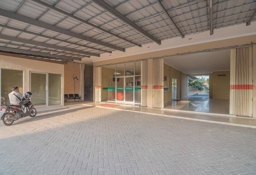 펜션 Reddoorz Plus Near Syamsudin Noor Airport 3