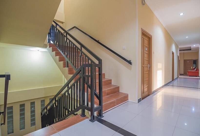 پانسیون Reddoorz Plus Near Syamsudin Noor Airport 3