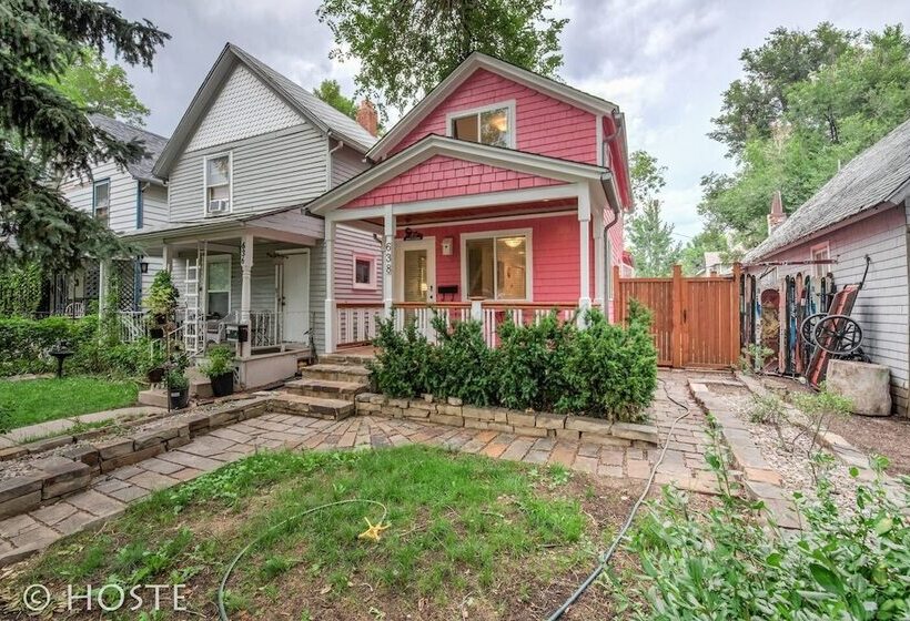 Perfect Cottage Downtown Great Patio!