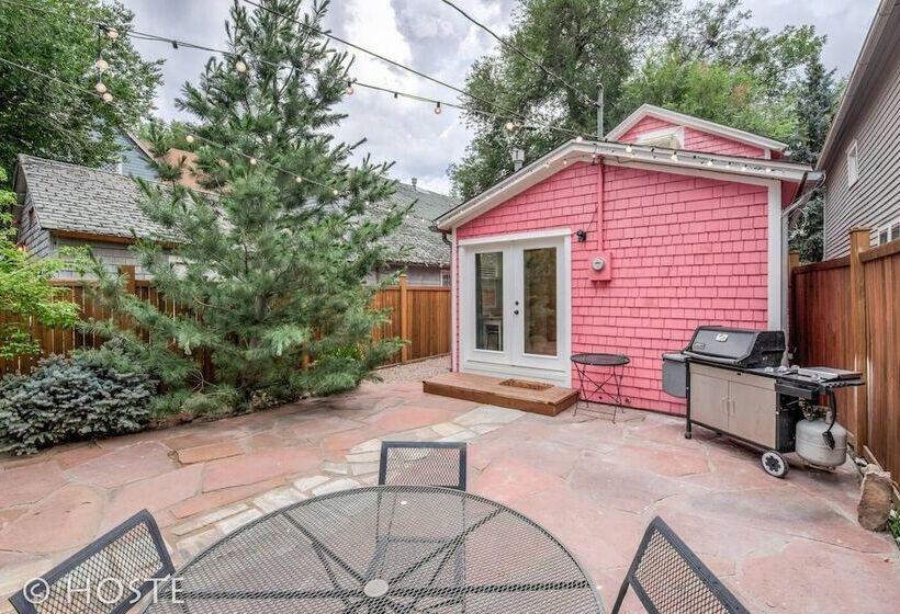 Perfect Cottage Downtown Great Patio!