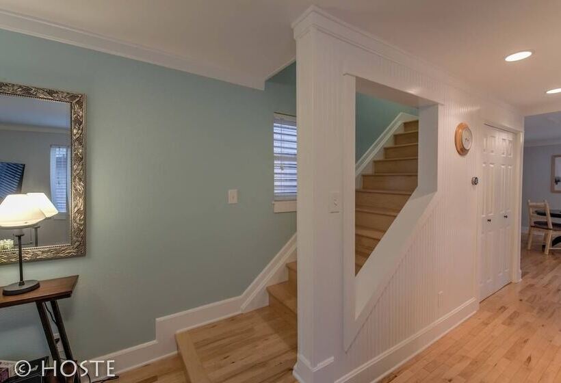 Perfect Cottage Downtown Great Patio!